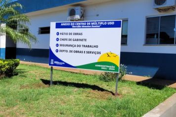 Foto - Novas Fachadas, Letreiros e Placas de Identificação nos Prédios Públicos