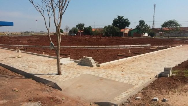 Já está em andamento a obra de construção da Praça do Parque Das Flores (ao lado do Terminal Rodoviário).